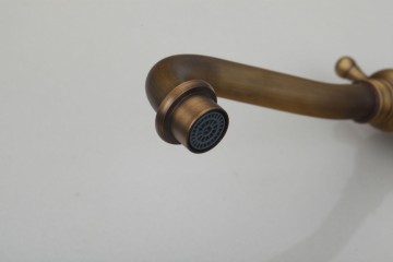 Hoge nostalgische wastafelkraan brons kleurige antiek look afwerking ideaal voor glazen waskom