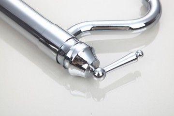 Nostalgische retro chroom wastafelkraan klassieke uitvoering