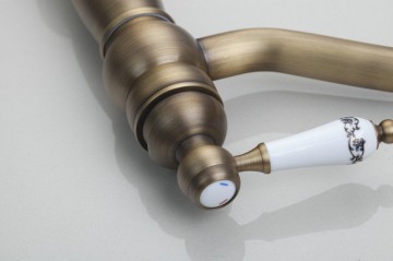 Mooie nostalgische bronzen wastafelkraan Antiek messing look retro kraan