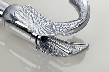 Elegante chroom wastafelkraan in de vorm van een sierlijke zwaan
