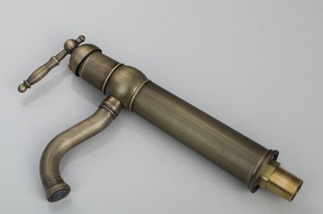 Nostalgische brons afgewerkte wastafel kraan met hand geschilderde keramiek waskom