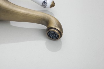 Nostalgische wastafelkraan brons kleurige antieke afwerking