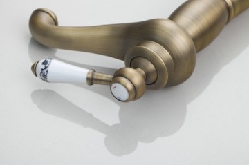 Nostalgische wastafelkraan brons kleurige antieke afwerking