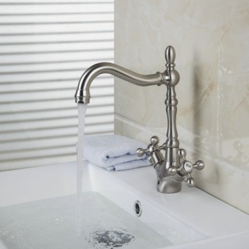 Klassieke geborsteld nikkel wastafel kraan welke ook geschikt is als keukenkraan