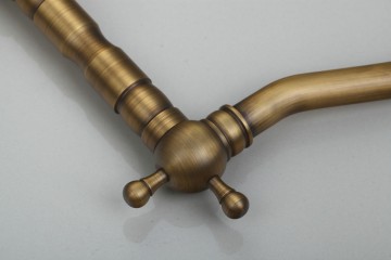 Hoge nostalgische wastafelkraan brons kleurige antiek look afwerking ideaal voor glazen waskom