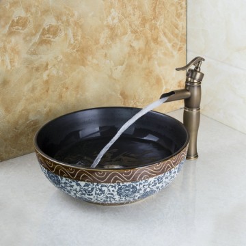 Nostalgische bronskleurige afgewerkte wastafel kraan met hand geschilderde keramiek waskom