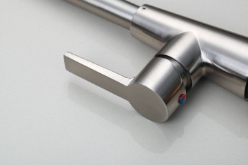 Stijlvolle Keuken kraan geborsteld nikkel afgewerkt en draaibaar.