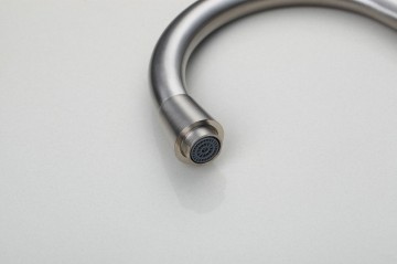 Stijlvolle Keuken kraan geborsteld nikkel afgewerkt en draaibaar.