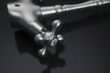 Klassieke geborsteld nikkel wastafel kraan welke ook geschikt is als keukenkraan