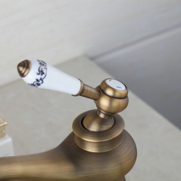 Nostalgische wastafelkraan brons kleurige antieke afwerking