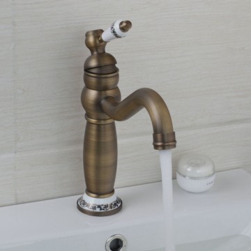 Mooie nostalgische bronzen wastafelkraan Antiek messing look retro kraan