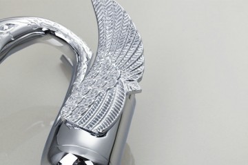 Elegante chroom wastafelkraan in de vorm van een sierlijke zwaan