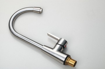 Stijlvolle Keuken kraan geborsteld nikkel afgewerkt en draaibaar.