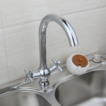 Stijlvolle Keuken kraan chrome afgewerkt en draaibaar met klassieke draaihendels