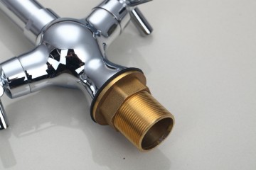 Stijlvolle Keuken kraan chrome afgewerkt en draaibaar met klassieke draaihendels