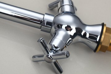 Stijlvolle Keuken kraan chrome afgewerkt en draaibaar met klassieke draaihendels