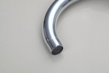 Stijlvolle Keuken kraan chrome afgewerkt en draaibaar met klassieke draaihendels