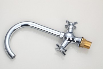 Stijlvolle Keuken kraan chrome afgewerkt en draaibaar met klassieke draaihendels