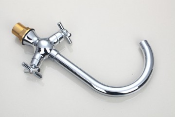 Stijlvolle Keuken kraan chrome afgewerkt en draaibaar met klassieke draaihendels