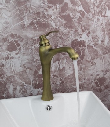 Mooie nostalgische bronzen wastafelkraan Antiek look