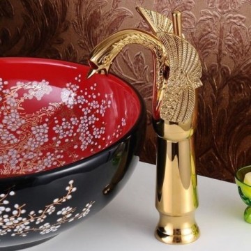 Elegante gouden wastafelkraan in de vorm van een sierlijke zwaan goud afgewerkt