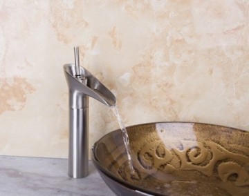 Elegante geborsteld nikkel waterval wastafelkraan