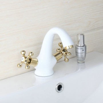 Elegante witte wastafelkraan met gouden elementen afgewerkt