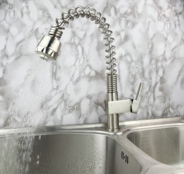 Mooie draaibare geborsteld nikkel keukenkraan met flexibele hals