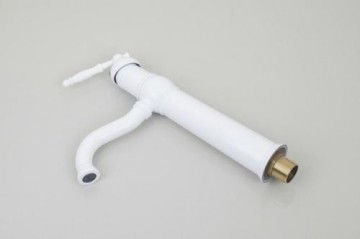 Klassieke witte staande wastafelkraan nostalgische vormgeving