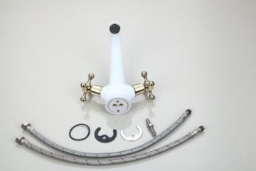 Elegante witte wastafelkraan met gouden elementen afgewerkt