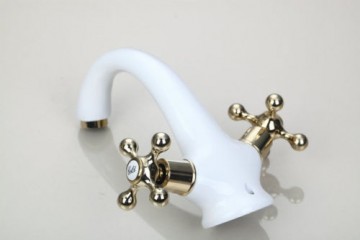 Elegante witte wastafelkraan met gouden elementen afgewerkt