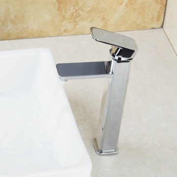 Robuuste wastafelkraan vierkant model chroom afgewerkt design kraan