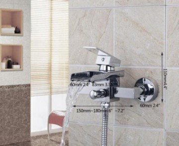 Waterval bad kraan met elegante half open mond en handdouche