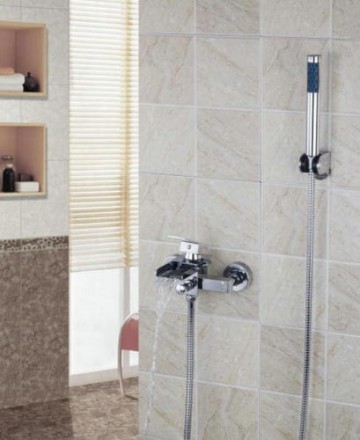 Waterval bad kraan met elegante half open mond en handdouche