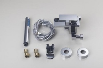 Waterval bad kraan met elegante half open mond en handdouche