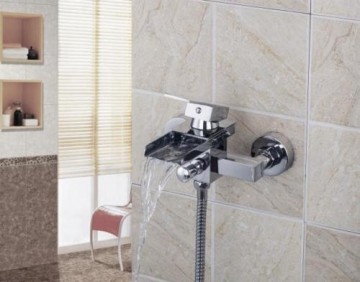 Waterval bad kraan met elegante half open mond en handdouche