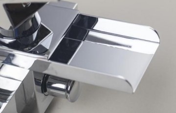 Waterval bad kraan met elegante half open mond en handdouche