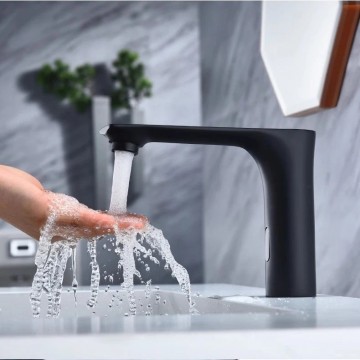 Sensomatica sensorkraan zwart koud