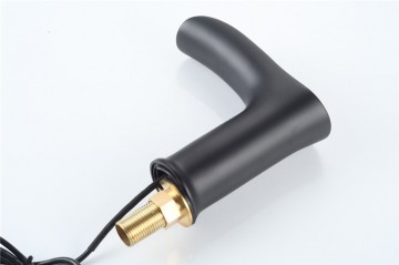 Sensomatica zwarte waterval sensorkraan achterzijde