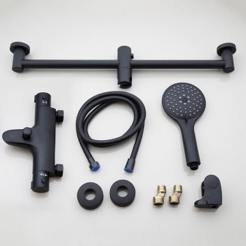 Set zwarte thermostatische badkraan met glijstang