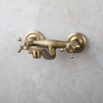 Sfeer bronskleurige nostalgische muurkraan