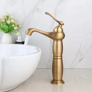 Sfeer landelijke bronskleurige wastafelkraan 0