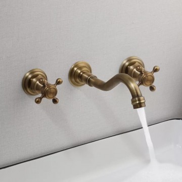 Sfeer nostalgisch bronskleurige muurkaan wastafelkraan