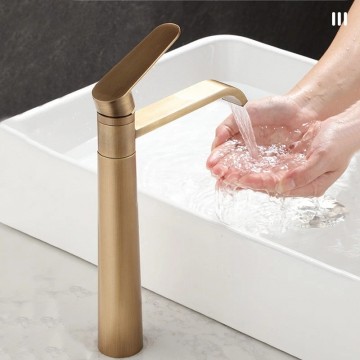 Sfeer nostalgische bronskleurige wastafelkraan