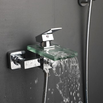 Sfeer waterval badkraan