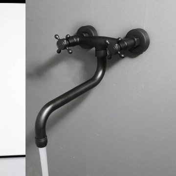 Sfeer zwarte muurkraan met lange uitloop