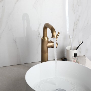 Sfeerbeeld hoge bronskleurige wastafelkraan