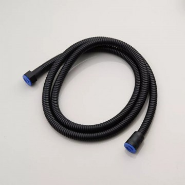 Slang moderne zwarte vrijstaande badkraan