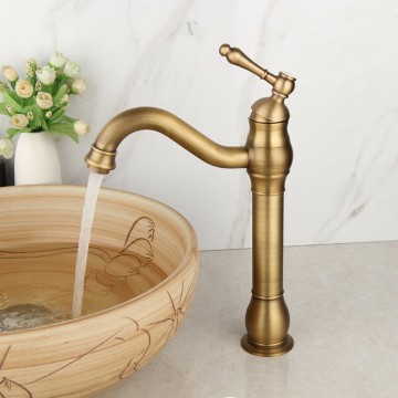 Smalle hoge bronzen kraan