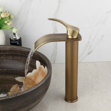 Stijlvolle bronzen watervalkraan